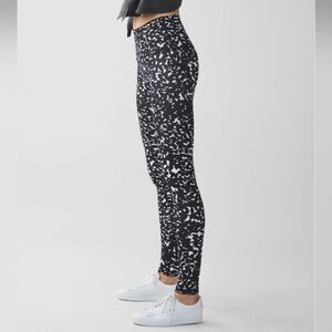 EUC Lululemon Wunder Under Tight Shadow Wrap Black White Flower Tight Legging 2